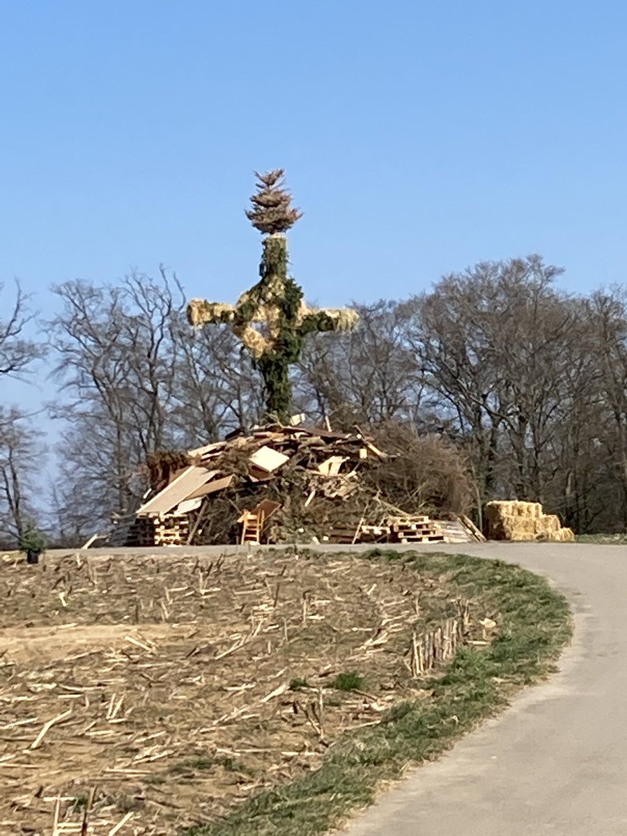 KarenvanHout's tweet photo. #buergbrennen #itzig https://t.co/My2avFmwRg