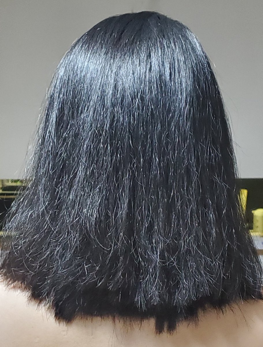 コロナ始まってからずっと我慢してた美容院行ってきた！
今回初めての美容院。
洗って改めて見てみたら･･･毛先ガタガタなんですけども😥