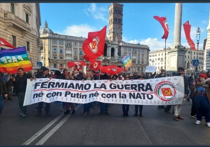 Osatsanotnas's tweet photo. In tutti i Paesi dell'Europa si vedono manifestazioni con bandiere dell'Ucraina.
Qua bandiere della CGIL e contro la NATO.
Non riusciamo a fare una figura decente nemmeno nei confronti di un popolo invaso.
Cantare BELLA CIAO senza saperne il significato. https://t.co/mPQFypSHD7
