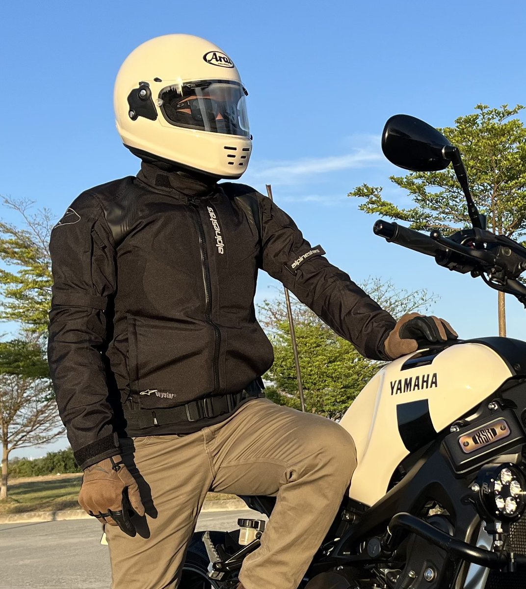 4WDPatrol_Ph's tweet photo. Riding a Yamaha XSR 900 geared with Arai Rapide Neo helmet and Alpinestars safety gears. #arairapideneo #yamahaxsr900 #alpinestars https://t.co/T1AEAjrpgA