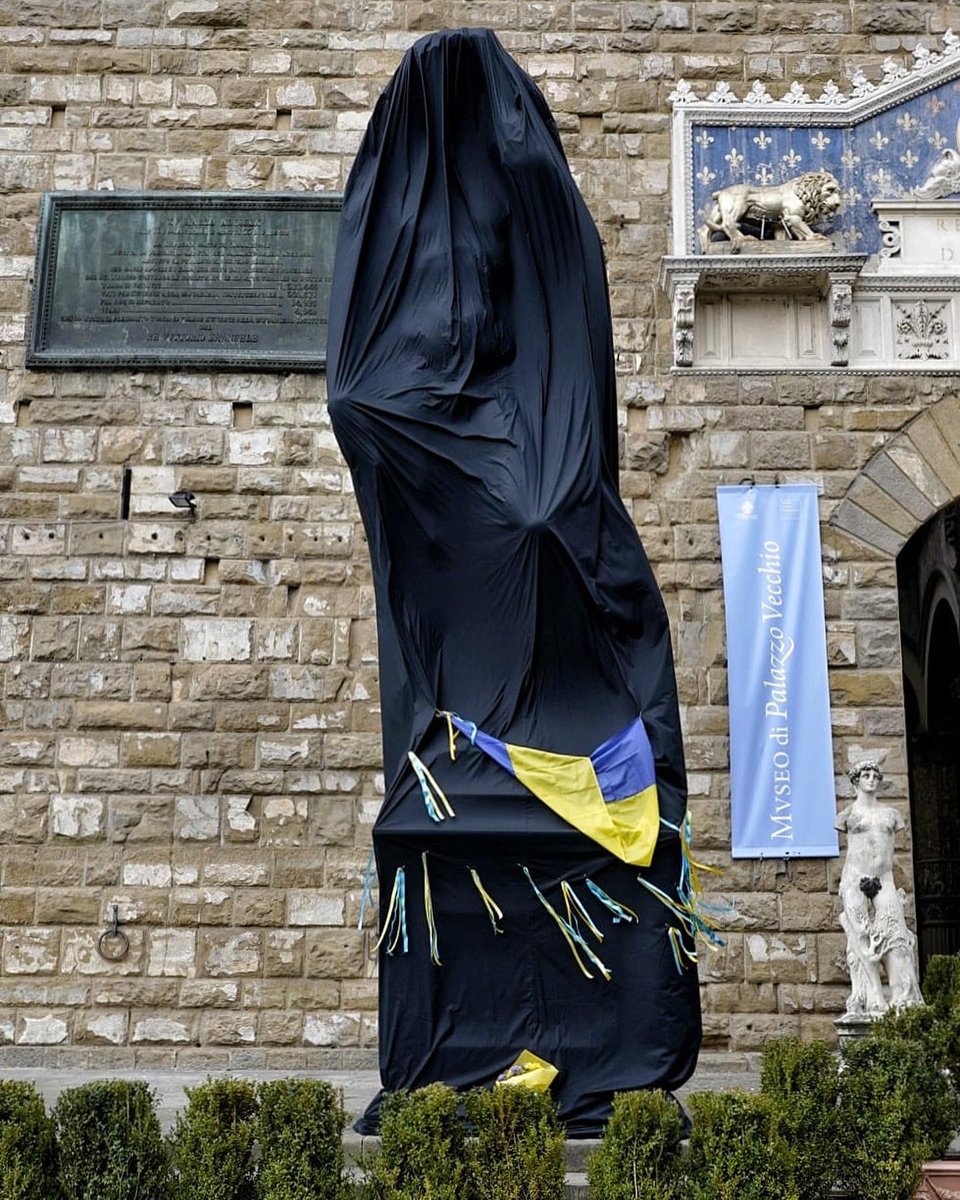 DarioNardella's tweet photo. Il David, emblema della libertà contro la tirannia, si copre di nero. Nel giorno della nascita di Michelangelo, un gesto simbolico di lutto per ricordare le vittime di questa guerra e esprimere tutto il dolore di Firenze. https://t.co/htVT7Fiy6X