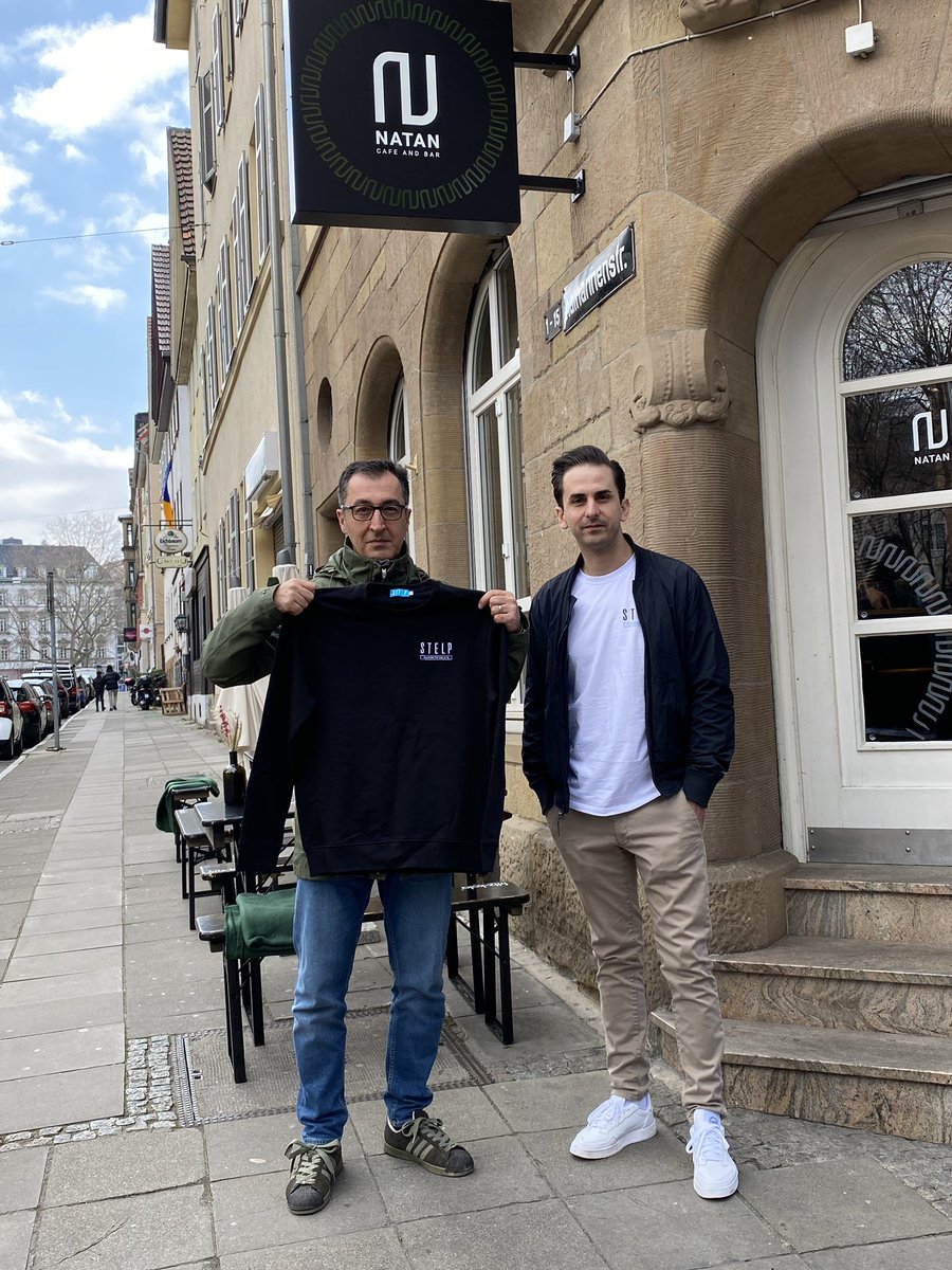 Bundesminister <a href="/cem_oezdemir/">Cem Özdemir</a> hat Serkan Eren zur Wahl zum Stuttgarter des Jahres gratuliert und mit ihm über seinen Hilfseinsatz in der Ukraine gesprochen. Morgen mehr bei <a href="/StZ_Stadtkind/">Stadtkind Stuttgart</a>