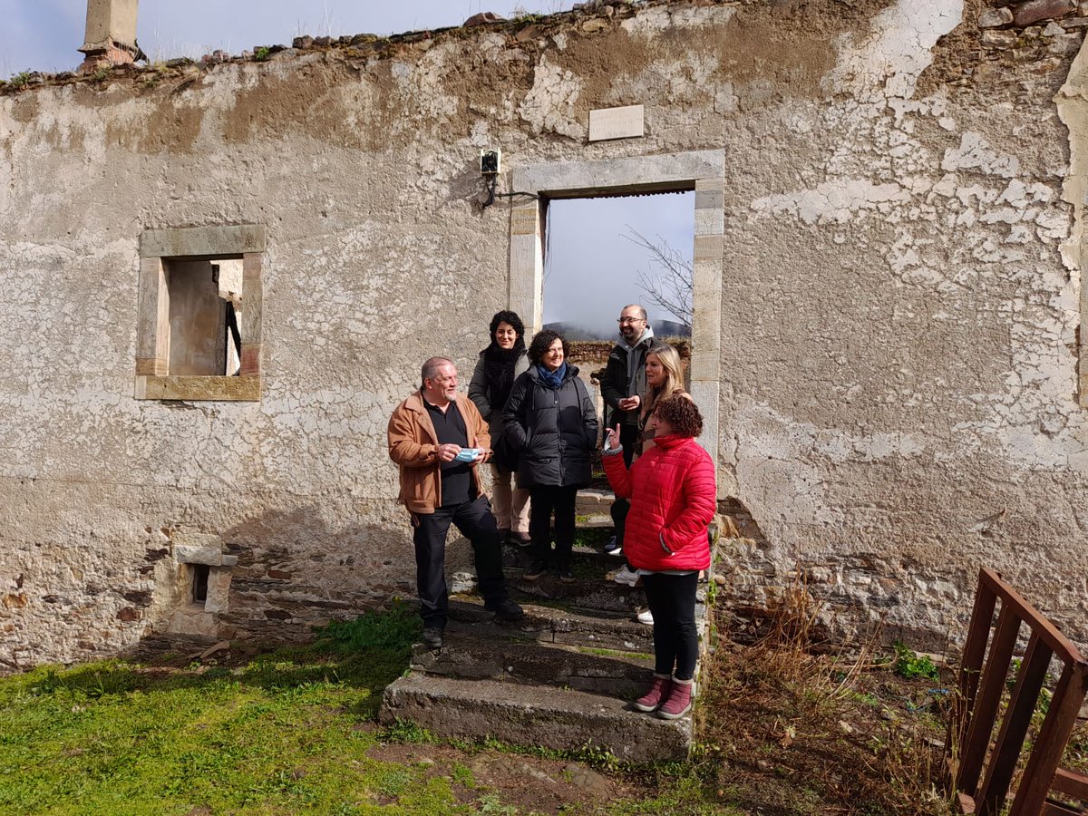 🏠La recuperación de la Casa de los Siete Balcones en #Bisuyu es una de las 24 actuaciones incluidas en el Plan de Sostenibilidad Turística de Cangas del Narcea. La consejera de Cultura y la viceconsejera de Turismo han visitado hoy la localidad acompañadas por el alcalde.