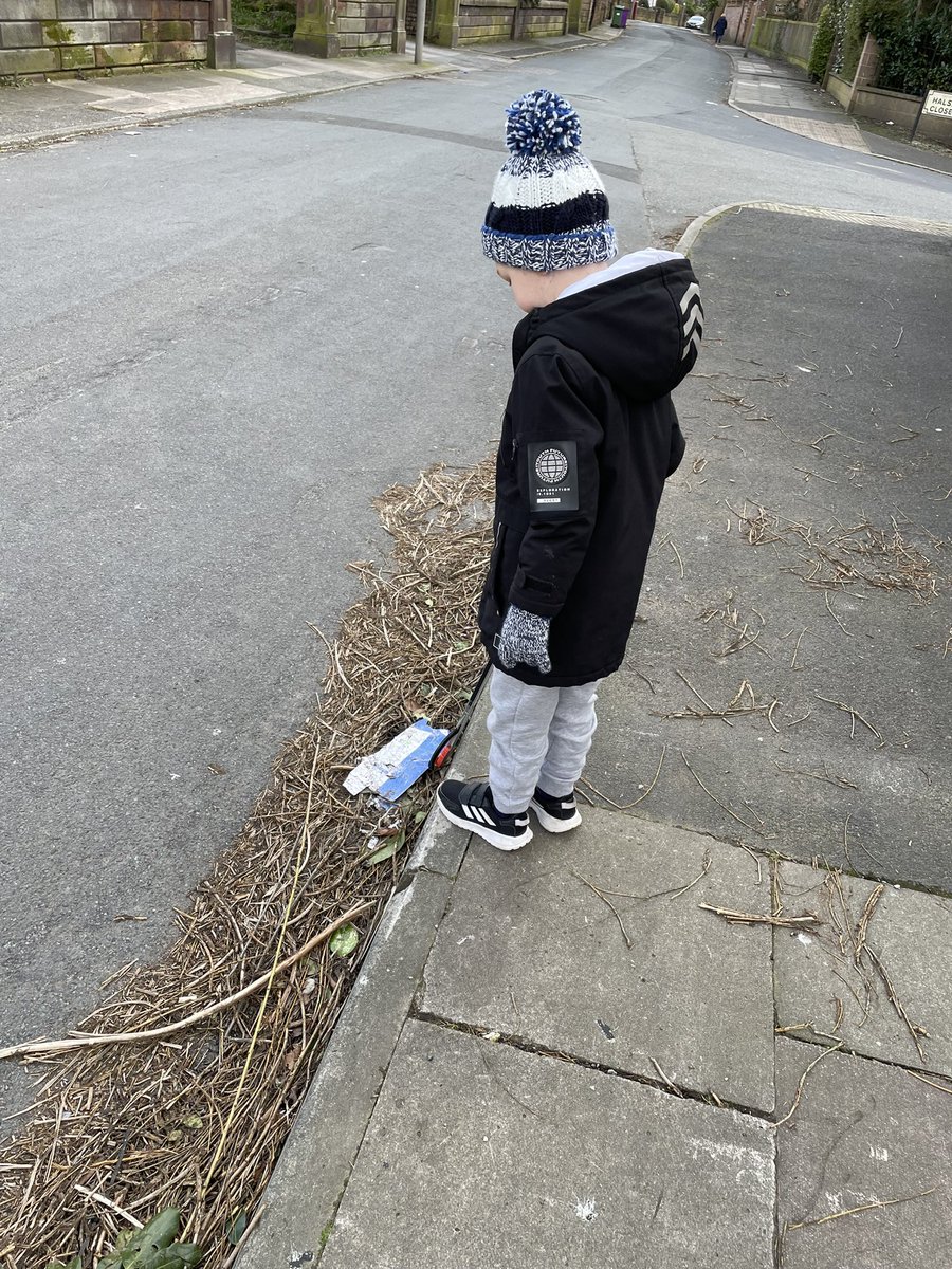Despite a nasty bout of chickenpox, wanted to do his bit for <a href="/lpoolcouncil/">Liverpool City Council</a> collecting ‘trash’ around Wavertree this morning 
<a href="/LoveWavertree/">LoveWavertree</a> @WavertreeWard <a href="/InsideWavertree/">Inside Wavertree</a> 
#litterpicking #Liverpool #weekendvibes