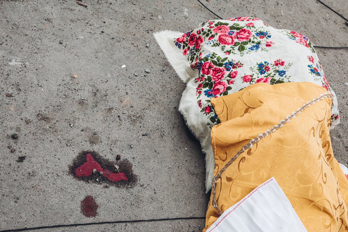 Una familia ha sido asesinada en el punto de evacuación de Irpin (#Ucrania). Padre, madre e hijo. No se respeta a los civiles. Dolor, mucho dolor, cuando he visto esta escena... Poco después han seguido bombardeando ese mismo punto. ©Fotografías con derechos reservados.