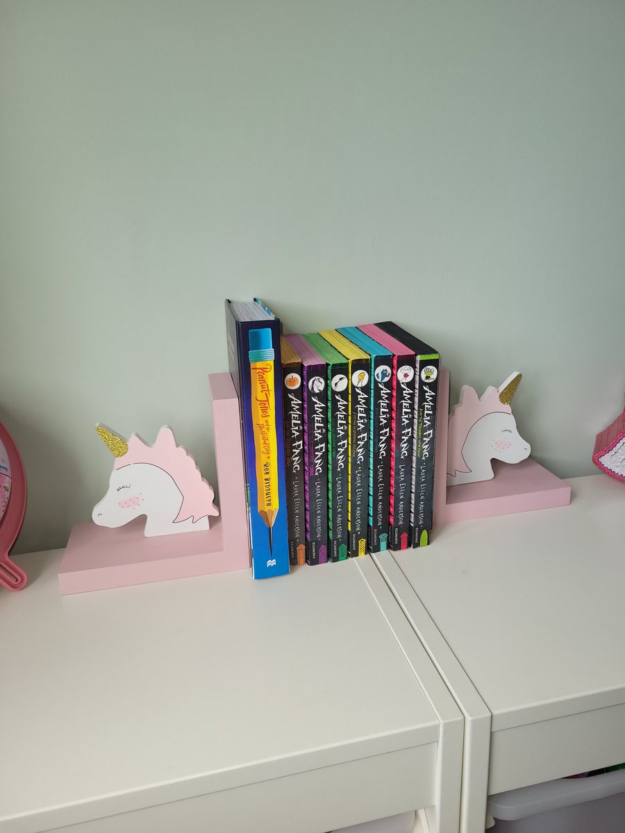 Evie got her bedroom decorated. Her favourites had to have pride of place
@Lillustrator 
@RobBiddulph 
#ameliafang
#peanutjones
#readingisfundamental