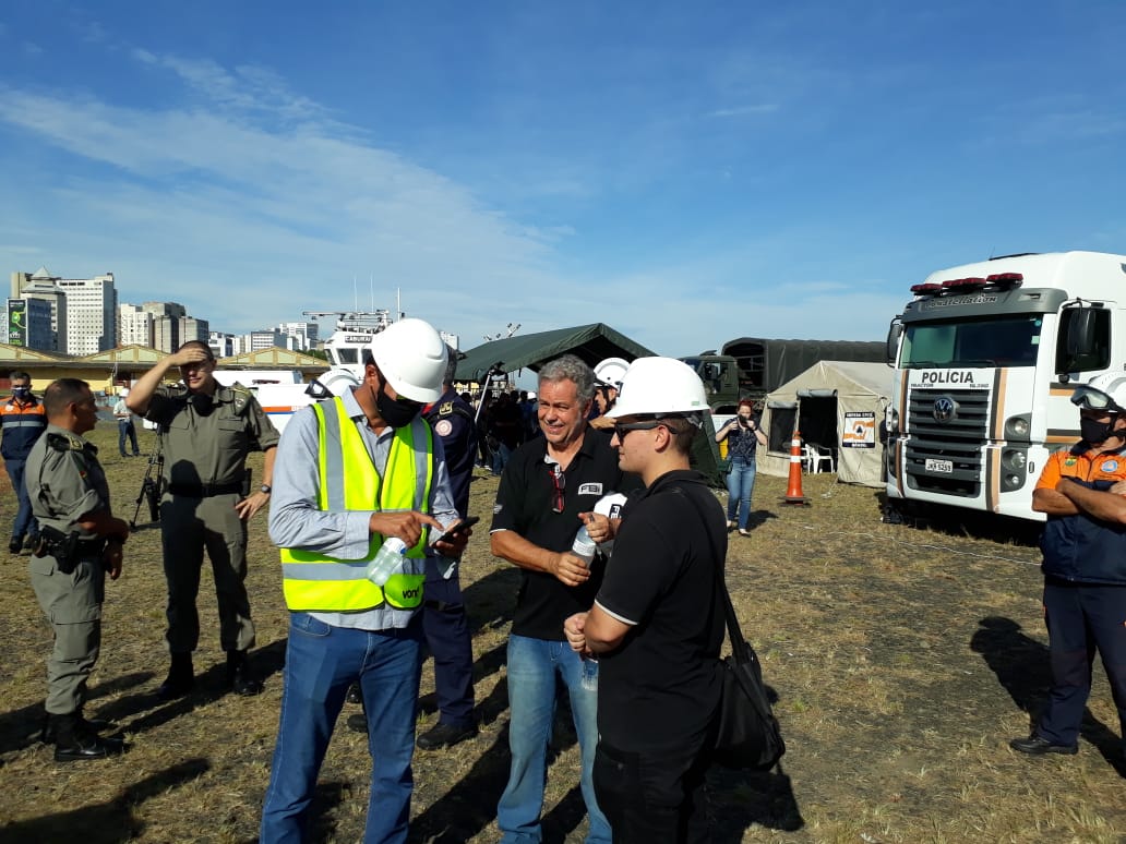 RDCTVdigital's tweet photo. Equipe técnica recebe as últimas orientações do engenheiro de minas Manoel Jorge, da demolidora FBI. Acompanhe a cobertura ao vivo nos canais 24 e 524 da Claro Net Tv, no Youtube e no Facebook. #rdctv #rdctvdigital #coberturassp #cobertura #implosao #implosãossp https://t.co/YA7Ithtf82