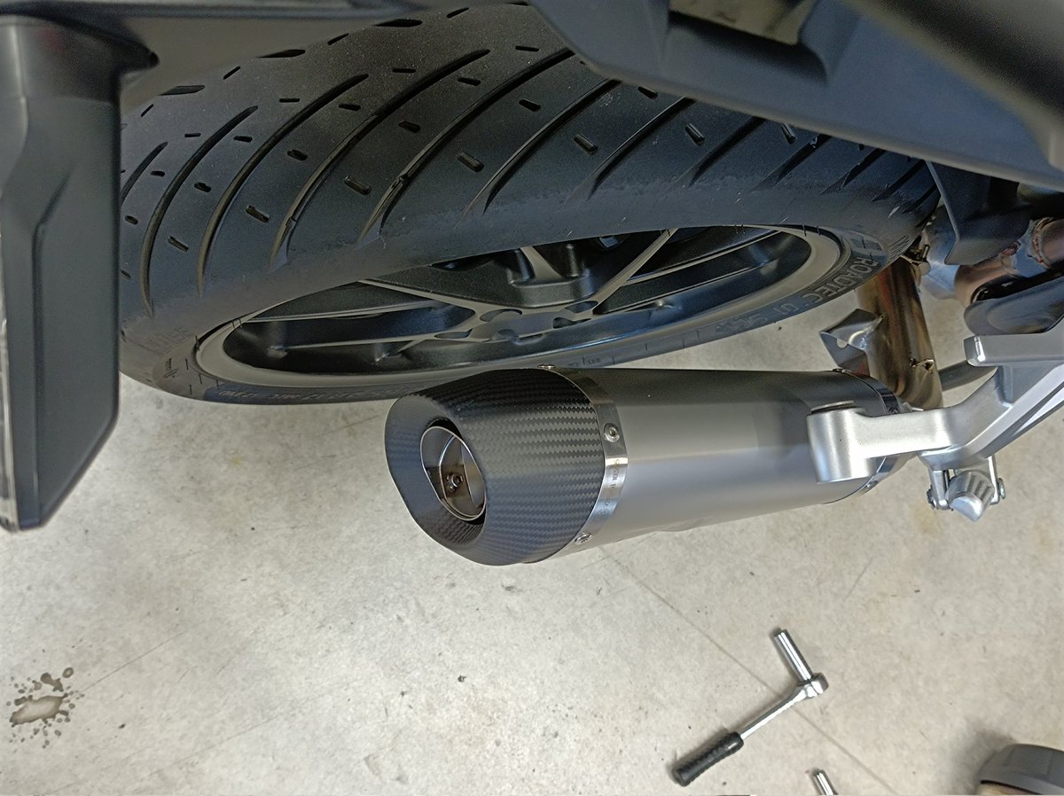 buli56030057's tweet photo. ラインナップが無いので、センターパイプ作ってワンオフ製作しましょ☝️🔧。好みのLeoのサイレンサー選んで下さい👍。※公道走行可の仕様内容なので、余計なコメントは不要です。#jamjapan #VFR800X #RC80 #LeoVince https://t.co/ad2Ey7sNAs