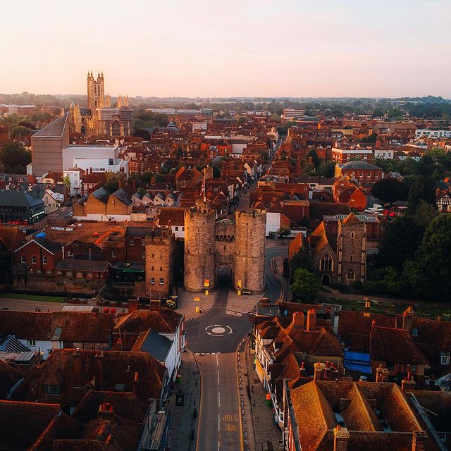 VisitCanterbury's tweet photo. Happy Sunday! 📍Canterbury!

📸 Thank you @mrdlens for this fabulous photo for our #SundayShare. 

Make sure to tag us in your photos in #Canterbury, #Herne Bay and #Whitstable for the chance to feature on our page!  

#visitcanterbury #explore #visitkent #sitesee https://t.co/tzK4fvUYep