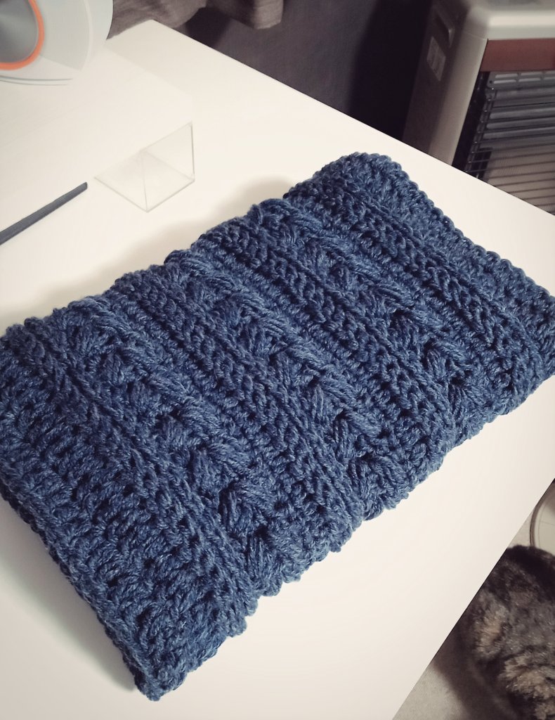 追加で買ってきた毛糸が違ってたからスヌードにした😃
