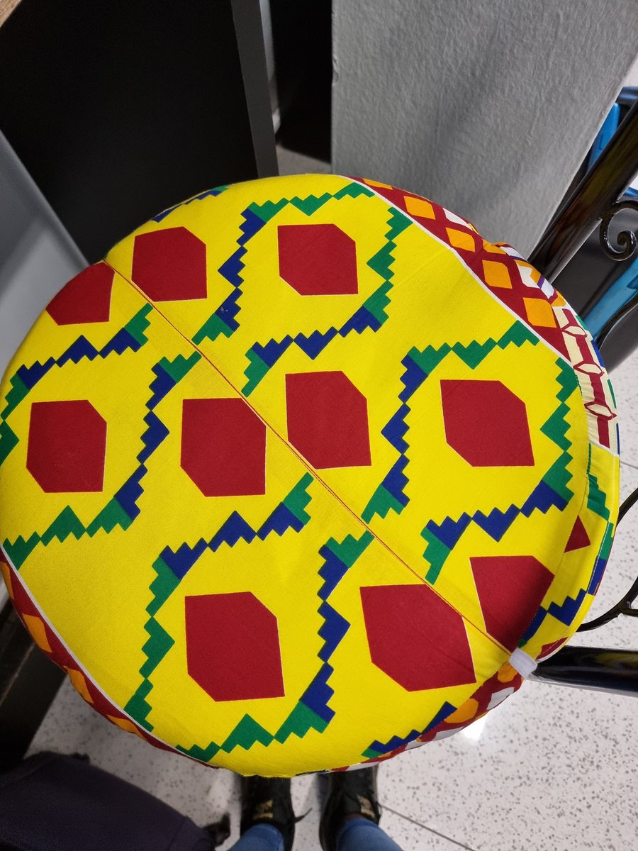 mukupa_ln's tweet photo. Transiting through Lome, Togo and I've been impressed to find a whole section with just people selling the chitenge (African) material.
I know its there in other African airports but I've never found/seen such a vibe around it.
#Chitenge
#AfricanFabric
#AfricanTrade https://t.co/eAPG9zCiv6