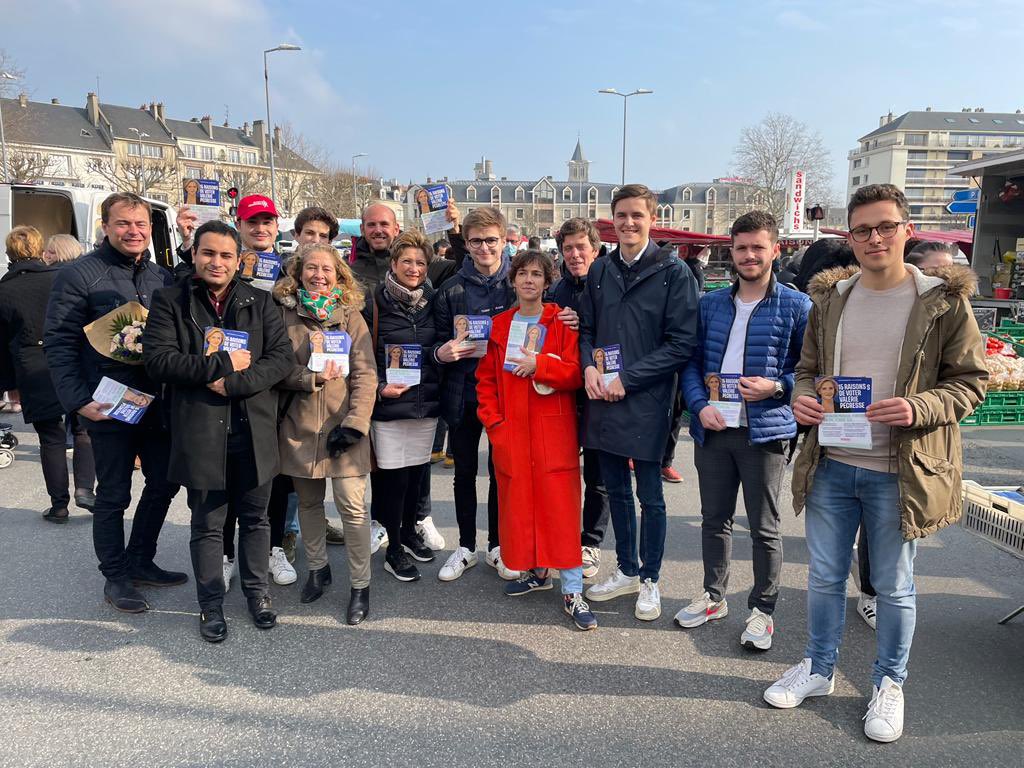 tristan_dubost's tweet photo. Les @jeunesreps à fond sur le marché de Caen ce matin ! 
#Pecresse2022 https://t.co/xV2mJhwikr