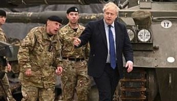 CPeckem's tweet photo. mail online foto op today. British soldiers taking the piss out of bozo big time 🤣🤣
#JohnsonTheRussianStooge @Conservatives https://t.co/UXy95RCAP2