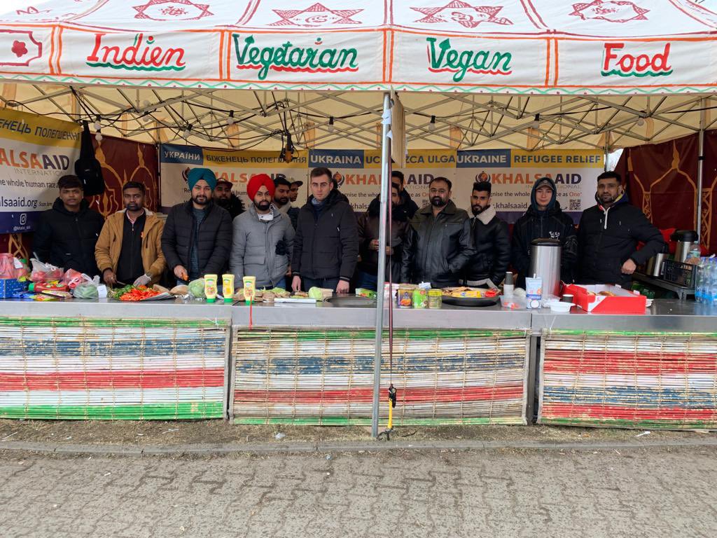 Khalsa_Aid's tweet photo. Poland - Ukraine Border 

Our volunteers continue to serve hot meals ( 24 Hours) to those escaping war in #Ukraine 🙏🏻

#Ukraine #UkraineRussiaWar https://t.co/blqoq6OS0T