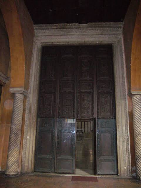 ローマにあるサンタ・サビーナ聖堂の木製の扉(430年 - 432年)。18枚のパネルの中の一枚であるキリストの磔刑図は、現存する世界最古の磔刑図の一つ。建物の外観もほぼ当時の状態が保たれている。 