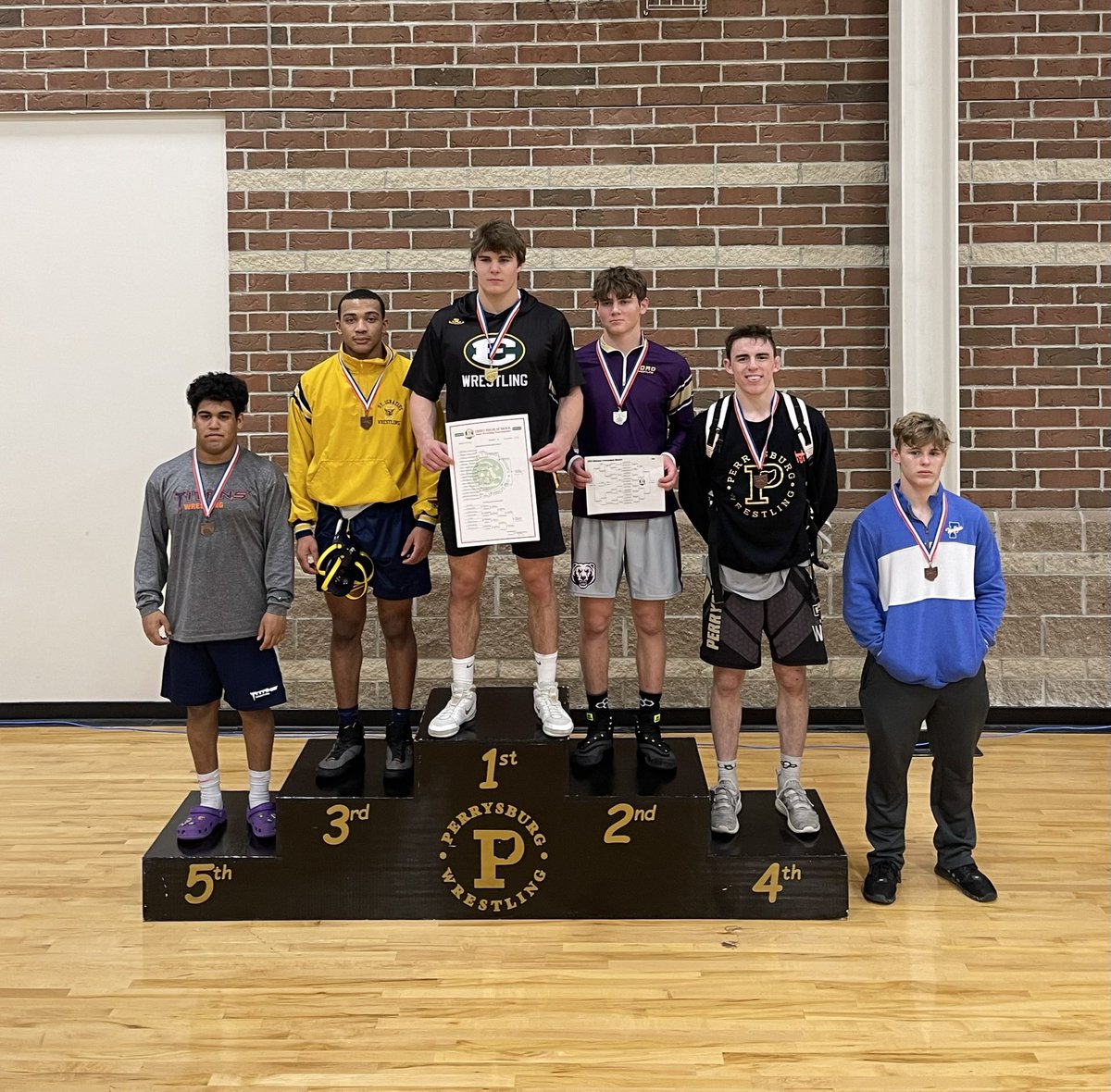 SIHSwrestling's tweet image. The #MatCats finish in 8th place out of 38 teams at districts and send 2 wrestlers to the state tournament next weekend! Great job, Timmy Putka (144) and Jarell Young (175)! #GoCats @SIHSSports