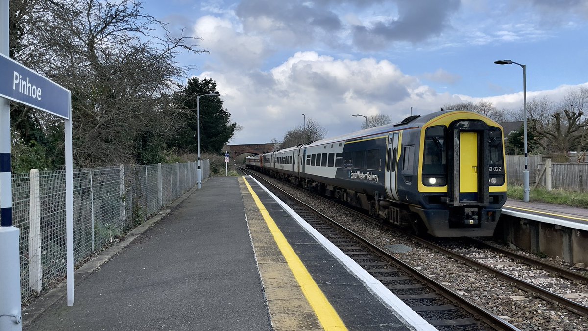 BenBroomfield_'s tweet image. It’s Sunday!

Have a pair of @SW_Help #class159’s at Pinhoe earlier this morning on my way into work!

(Pssst, I’ve got a week off after today 😜) 

#DispatchersOfTwitter #railway #train #work