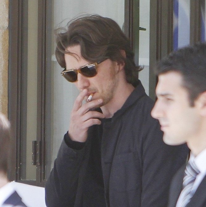 курильщик кальяна. Wolf weed smoke. He smokes. джек николсон фото.