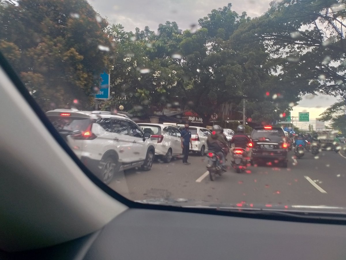irawanaulia's tweet photo. @IdrisAShomad @restrodepok @Dishub_Dpk Assalamualaikum Bpk² Yth,  Parkir liar depan sate Maranggi Hj. Yetti, jl. Alternatif Cibubur, mohon ditertibkan, mengganggu arus lalulintas yg akan masuk under pass Cibubur 🙏😎 https://t.co/Q4n2nEJmnU