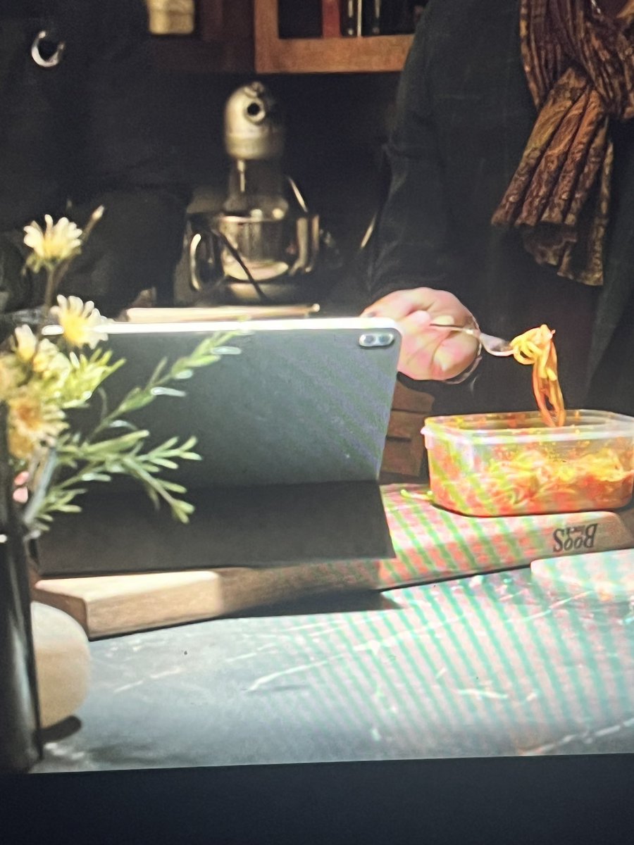 NikiasMolina's tweet photo. What is this iPad?? It appears on The Servant on Apple TV+

😱 https://t.co/XMqKtoKWc2
