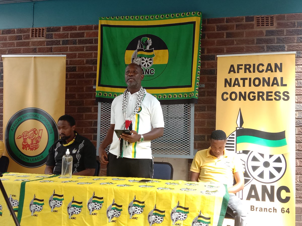 ANCJHB's tweet photo. [In Pictures] The spokesperson of the region Cde @Sasabona delivering Mrhabulo session at ward 67 in Yeoville Recreation Centre.

The discussion for the session will be using SOE's to revitalise the economy and redistribute wealth. https://t.co/XRve8htOug