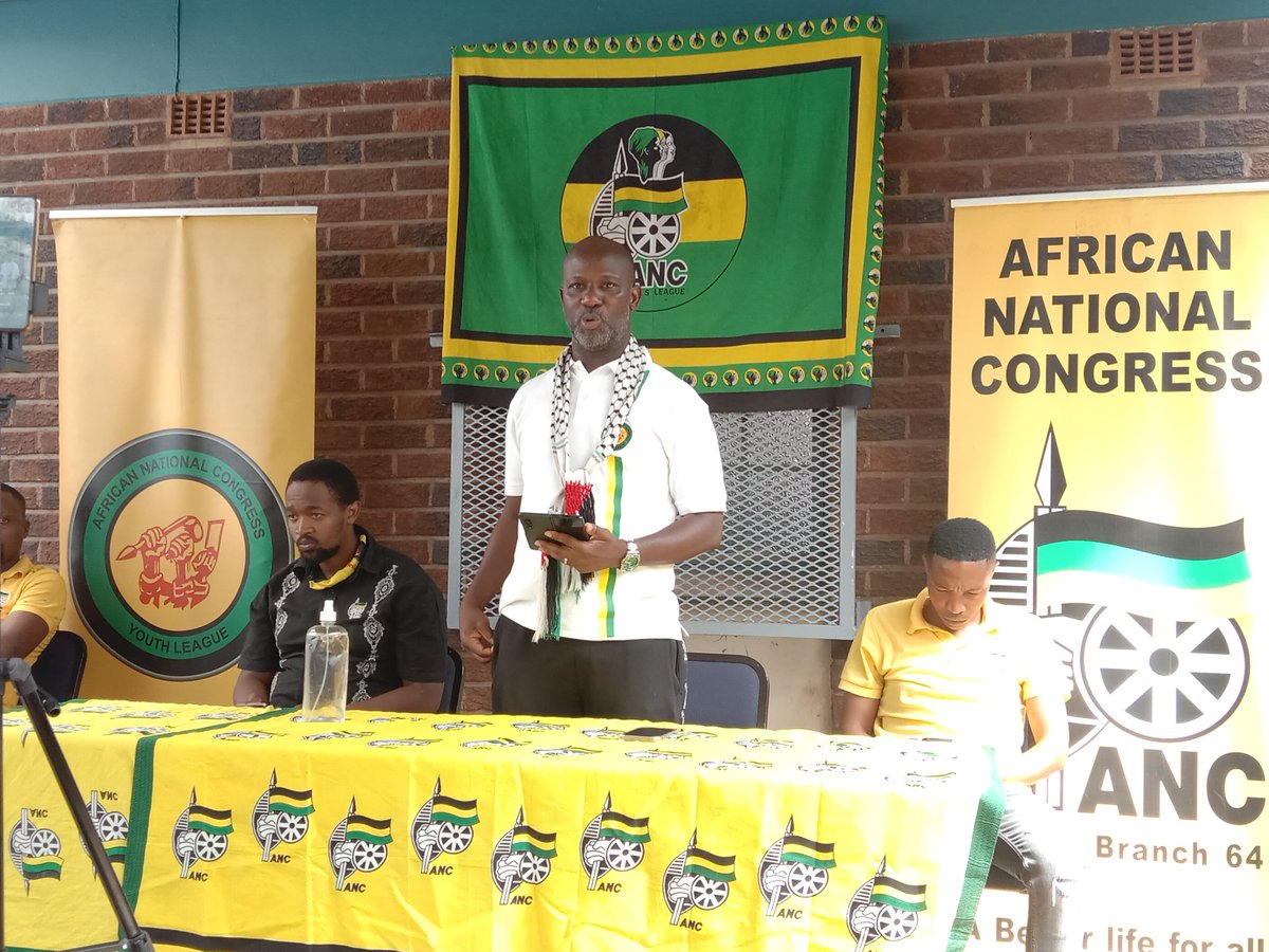 ANCJHB's tweet photo. [In Pictures] The spokesperson of the region Cde @Sasabona delivering Mrhabulo session at ward 67 in Yeoville Recreation Centre.

The discussion for the session will be using SOE's to revitalise the economy and redistribute wealth. https://t.co/XRve8htOug