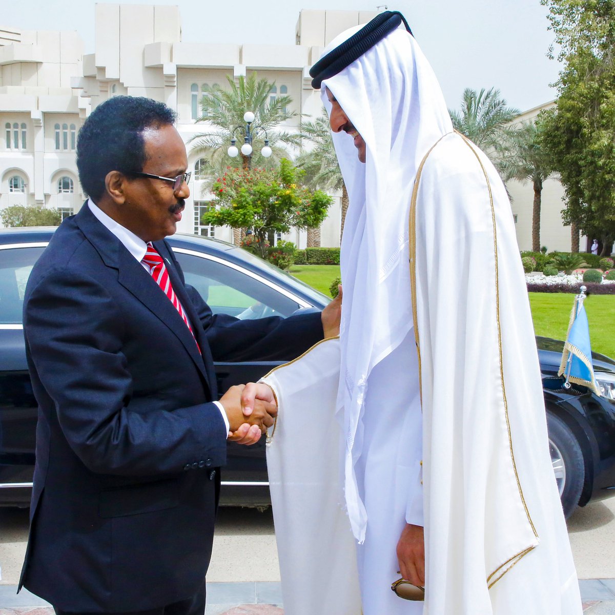 بحثت اليوم مع أخي سمو الأمير <a href="/TamimBinHamad/">تميم بن حمد</a> أوجه تعزيز علاقات الأخوة والتعاون الثنائي بين بلدينا الشقيقين 🇸🇴 🤝 🇶🇦 بما يعزز روابط الاخوة المتينة والتعاون المثمر بين شعبينا الشقيقين. أشكر لسموه على حفاوة الاستقبال وكرم الضيافة.