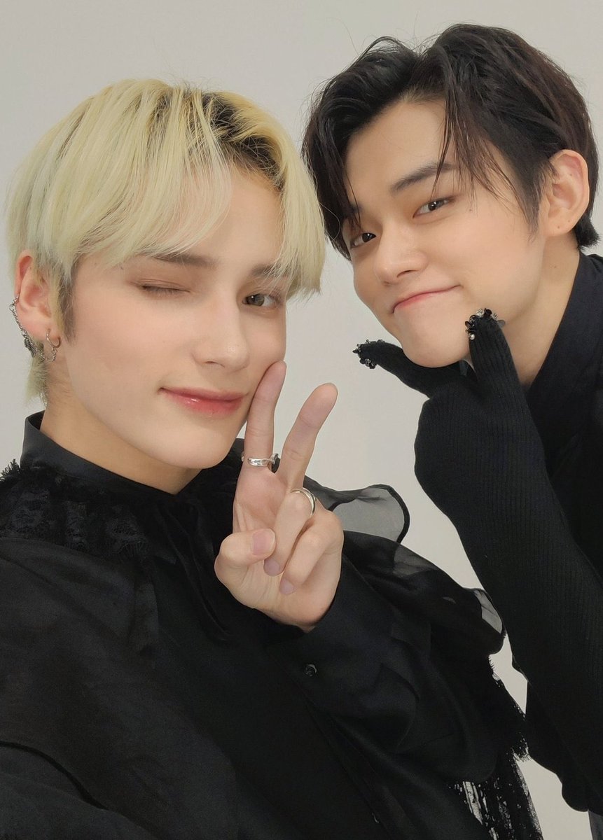 JYJFEED's tweet photo. with their maknaes https://t.co/PVaK9SZBJL