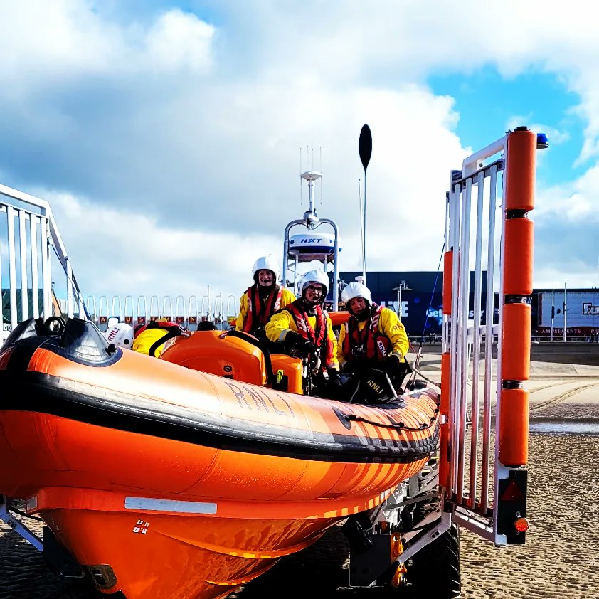 showbizshaun's tweet photo. Lovely Sunday morning @RNLI exercise @RNLIBlackpool with @HLMel88
Well done to @Craig42922551 for completing 4 @RNLI assessments today and started shore crew training with new launchers Rob & Martin.
#Alwaystraining
#RNLITraining https://t.co/xaVGeKTd3X