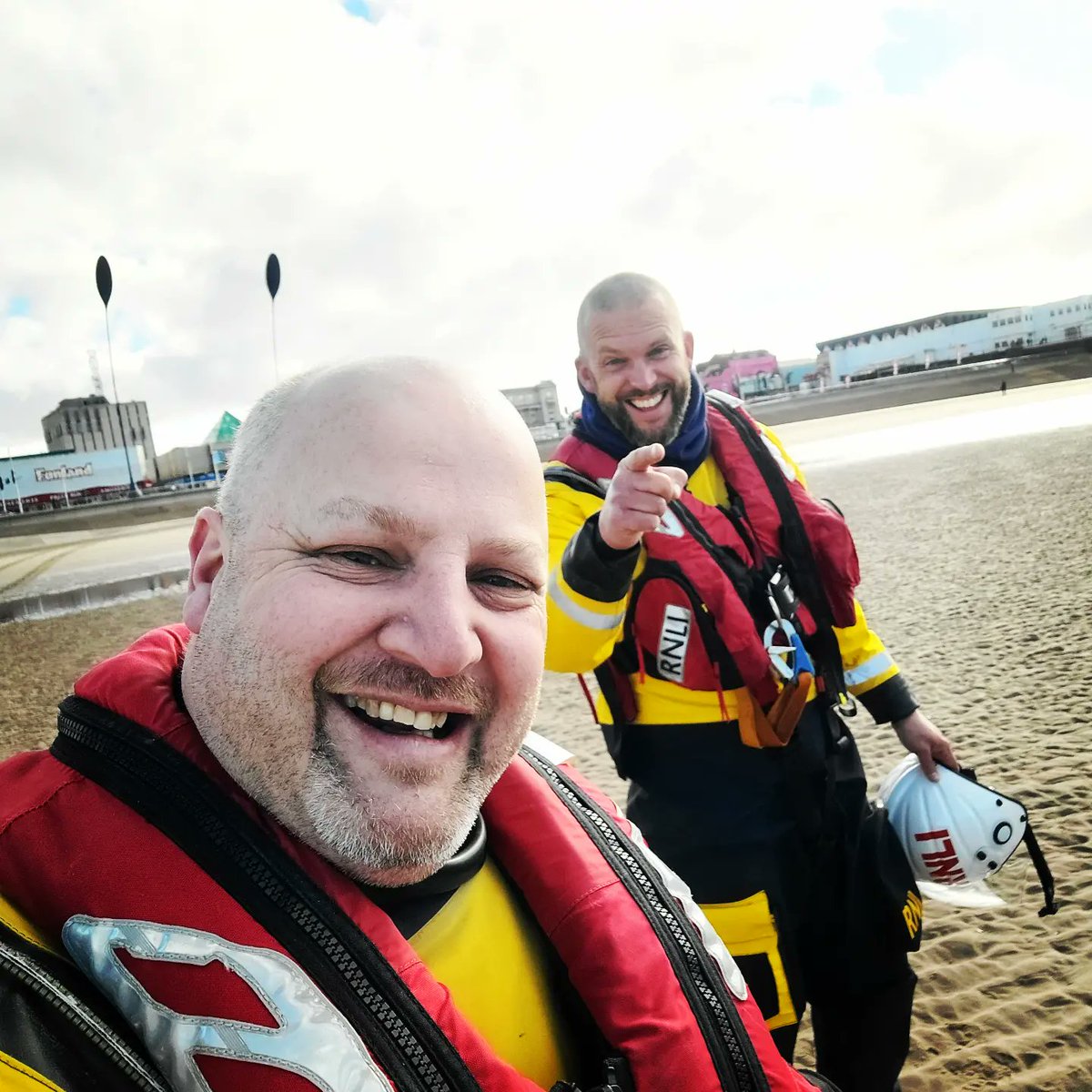 showbizshaun's tweet photo. Lovely Sunday morning @RNLI exercise @RNLIBlackpool with @HLMel88
Well done to @Craig42922551 for completing 4 @RNLI assessments today and started shore crew training with new launchers Rob & Martin.
#Alwaystraining
#RNLITraining https://t.co/xaVGeKTd3X