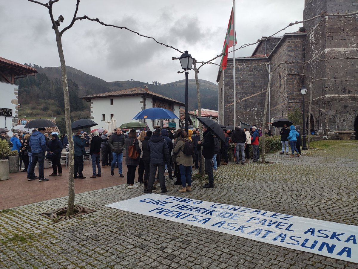 GARA_aerenaga's tweet photo. Nabarnizko plaza beteta Pablo González kazetariaren aldeko elkartaratzean. Laister hasiko da. @naiz_info https://t.co/SxTEbteNfl