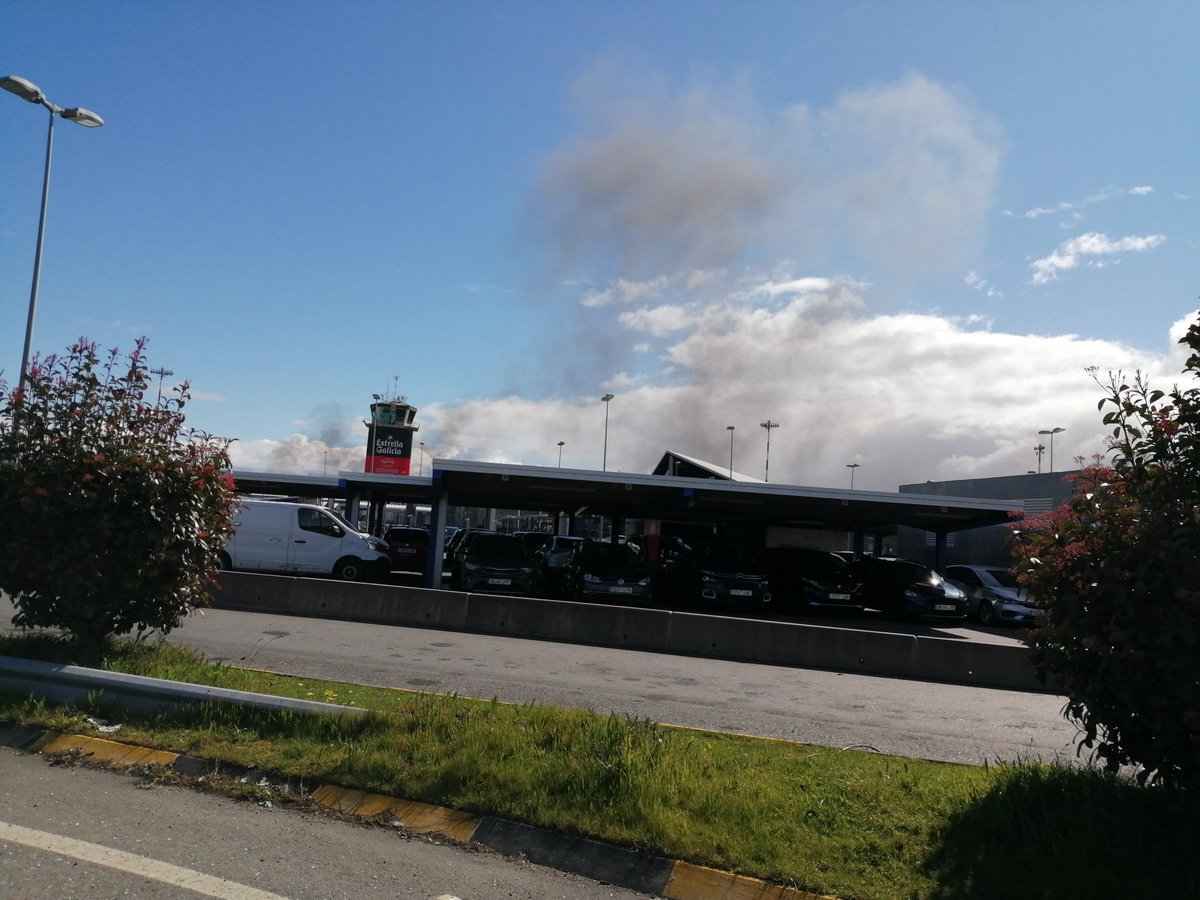 cando me achegaba saía fume escuro en Alvedro, máis preto parecía controlado ¿incidencia ou exercicio?