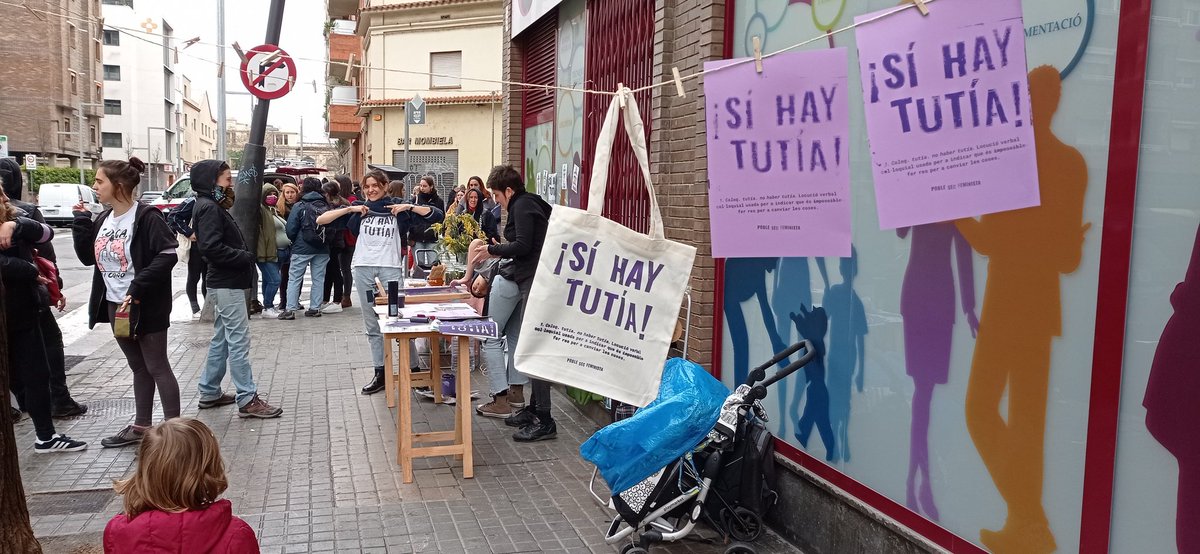 BarriFeminista's tweet photo. #8mpoblesec a Vilà i Vilà amb Palaudaries, comencem a estampar #SiHayTutia. Us esperem per dinar 🔥 https://t.co/oaZZoKX664