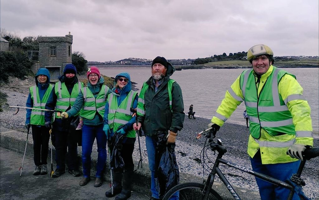 GreenPartyBarry's tweet image. Well the Cold Knap was living up to its name this morning. But we&apos;d another very successful beach clean/litterpick &amp;amp; a very welcome fairtrade coffee and cake afterwards! Thanks to all the volunteers who came out this morning. #lovewhereyoulive #keepbarrytidy #bigBarrySpringClean