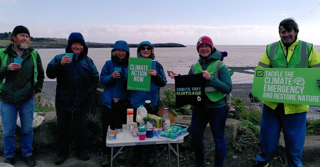 GreenPartyBarry's tweet image. Well the Cold Knap was living up to its name this morning. But we&apos;d another very successful beach clean/litterpick &amp;amp; a very welcome fairtrade coffee and cake afterwards! Thanks to all the volunteers who came out this morning. #lovewhereyoulive #keepbarrytidy #bigBarrySpringClean