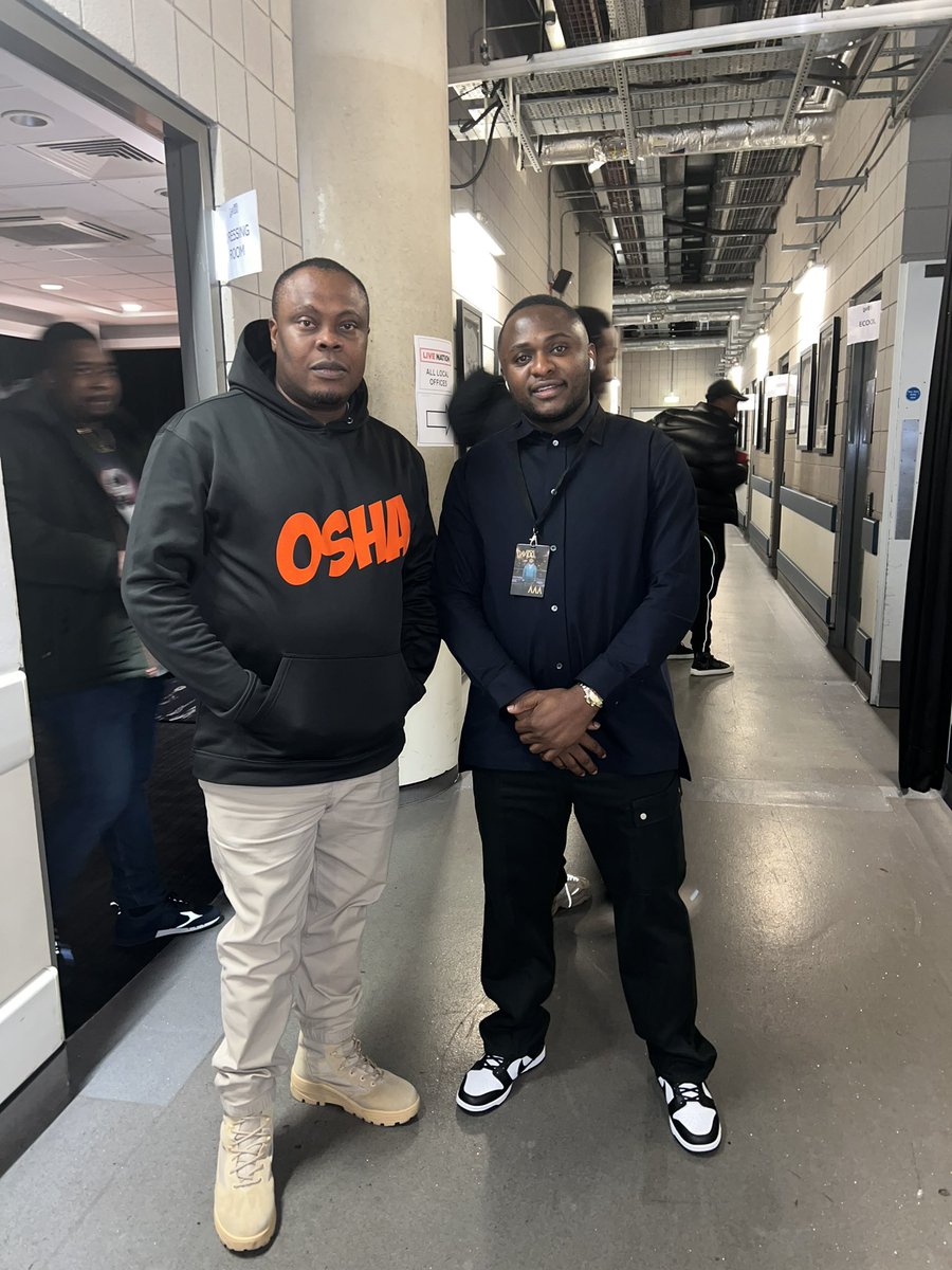 bankulli's tweet image. #Backstage @davido #DavidoO2 #DavidoattheO2 #Davidoat02 

@officialidowest @Skiibii @ReekadoBanks @ubifranklin1