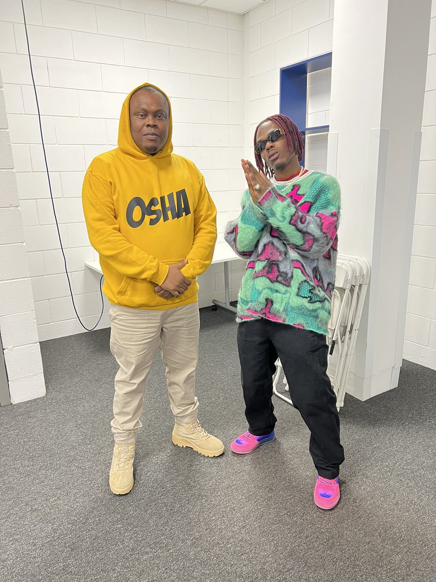 bankulli's tweet image. We must continue to push together Avoid cracks in between the walls that protect us all @davido and his team should be celebrated 👏🏿

@adekunleGOLD @ckay_yo @Pheelzonthebeat @TIONWAYNE 

#Backstage #DavidoO2 #DavidoattheO2 #Davidoat02