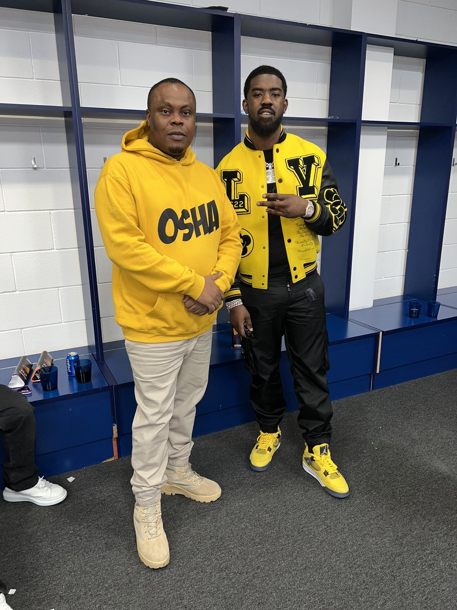 bankulli's tweet image. We must continue to push together Avoid cracks in between the walls that protect us all @davido and his team should be celebrated 👏🏿

@adekunleGOLD @ckay_yo @Pheelzonthebeat @TIONWAYNE 

#Backstage #DavidoO2 #DavidoattheO2 #Davidoat02