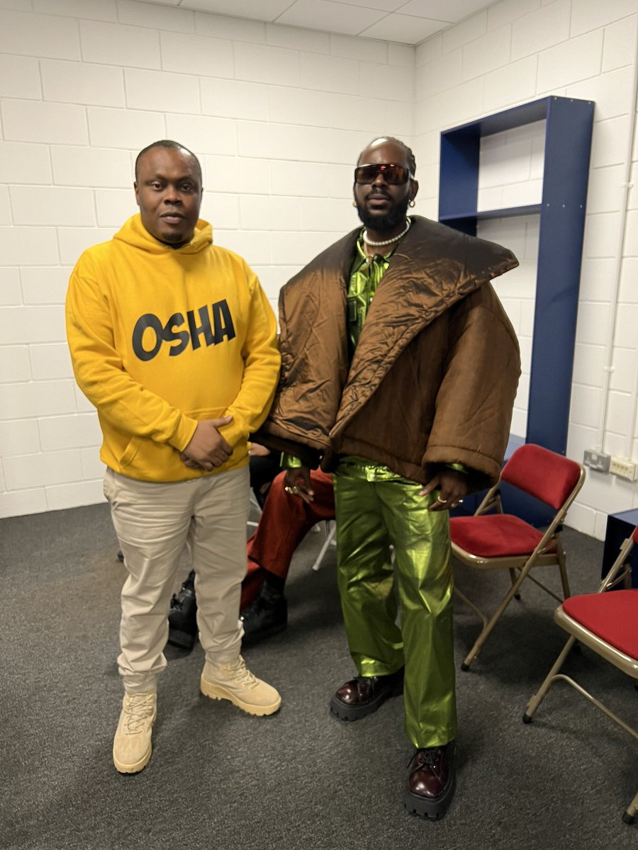 bankulli's tweet image. We must continue to push together Avoid cracks in between the walls that protect us all @davido and his team should be celebrated 👏🏿

@adekunleGOLD @ckay_yo @Pheelzonthebeat @TIONWAYNE 

#Backstage #DavidoO2 #DavidoattheO2 #Davidoat02