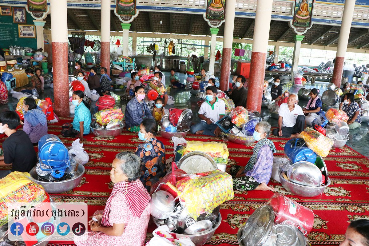 ToekvilPagoda's tweet photo. ព្រះសង្ឃនិងគណកម្មការ��ាចារ្យវត្តទឹកវិល បានឯកភាពគ្នាយកនូវគ្រឿងឧបភោគបរិភោគមួយចំនួនធ្វើជាអំណោយចែកជូនដល់ពុទ្ធបរិស័ទចំណុះជើងវត្តដែលជួបការខ្វះខាត។ https://t.co/lGKdUWj1f3