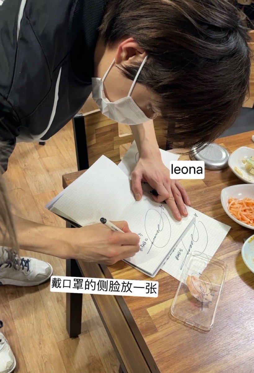 idkw_td's tweet photo. 밥 먹을때 옹알거리는게 귀여웠다 .. 일어섰을땐 키가 진짜진짜 커서 고개 완전 쳐들고(하..) 얘기했다 정우는 세상에서 제일 멋진 강아지라고 했더니 조낸 귀엽게 웃었다 진짜진짜 다정하고 귀엽고 예의발랐다..
귀엽다는 말 너무 많이 하셔서 죽고시픔 지금 https://t.co/0zLurlQVMi