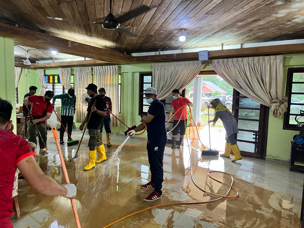 JKR CKE TRG (@jkr_cketrg) on Twitter photo 5 Mac 2022 (Sabtu)
Kerja sukarelawan bagi pembersihan rumah mangsa banjir di Hulu Terengganu oleh warga CKE Terengganu.
#CKEBerprestasiTinggi
<a href="/HasliJKR/">Hasli Ibrahim (Ir. Dr.)</a> <a href="/rozniazwar/">Ir. ROZNI</a> <a href="/hanizanshaffii/">hanizan</a> <a href="/husinmjkre/">Husin Mustafa</a> <a href="/noorashikinmt/">noorashikin tamimi</a> <a href="/JKRTerengganu/">JKR Terengganu</a> 5 Mac 2022 (Sabtu)
Kerja sukarelawan bagi pembersihan rumah mangsa banjir di Hulu Terengganu oleh warga CKE Terengganu.
#CKEBerprestasiTinggi
<a href="/HasliJKR/">Hasli Ibrahim (Ir. Dr.)</a> <a href="/rozniazwar/">Ir. ROZNI</a> <a href="/hanizanshaffii/">hanizan</a> <a href="/husinmjkre/">Husin Mustafa</a> <a href="/noorashikinmt/">noorashikin tamimi</a> <a href="/JKRTerengganu/">JKR Terengganu</a>