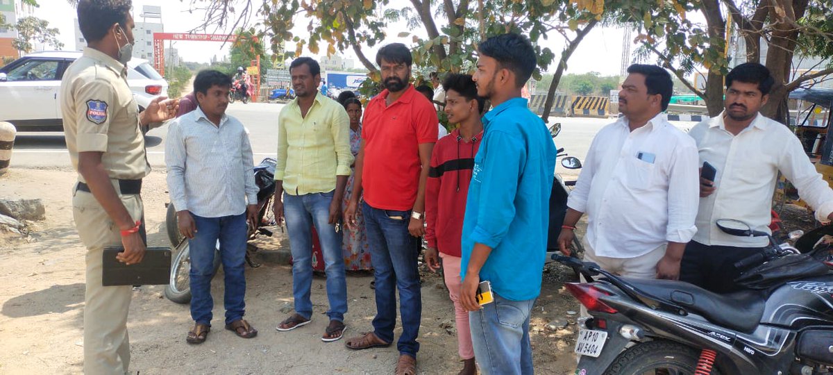 psshadnr_cyb's tweet photo. #ShadnagarPolice Blue Colt Staff Conducted awareness programme, explained on Ganja, Drugs, #CyberCrimes, CC Cameras at RTC Busstand, Parigi Road, Shadnagar.
మన అప్రమత్తతే ఆయుధం. మెస్సేజుల్లో వచ్చే KYC అప్ డేట్స్ అంటూ వచ్చే లింక్స్, ఫోన్ కాల్స్ కి స్పందించకండి.
#CyberabadPolice https://t.co/Dq5NQ57Bbk