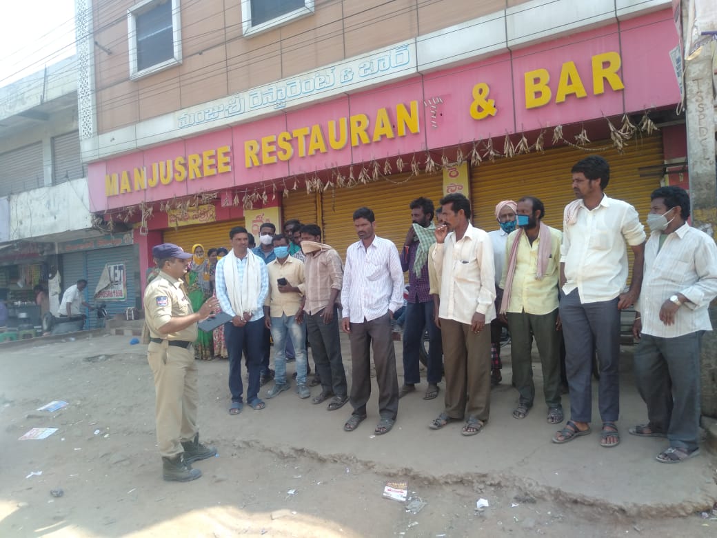 psshadnr_cyb's tweet photo. #ShadnagarPolice Blue Colt Staff Conducted awareness programme, explained on Ganja, Drugs, #CyberCrimes, CC Cameras at RTC Busstand, Parigi Road, Shadnagar.
మన అప్రమత్తతే ఆయుధం. మెస్సేజుల్లో వచ్చే KYC అప్ డేట్స్ అంటూ వచ్చే లింక్స్, ఫోన్ కాల్స్ కి స్పందించకండి.
#CyberabadPolice https://t.co/Dq5NQ57Bbk