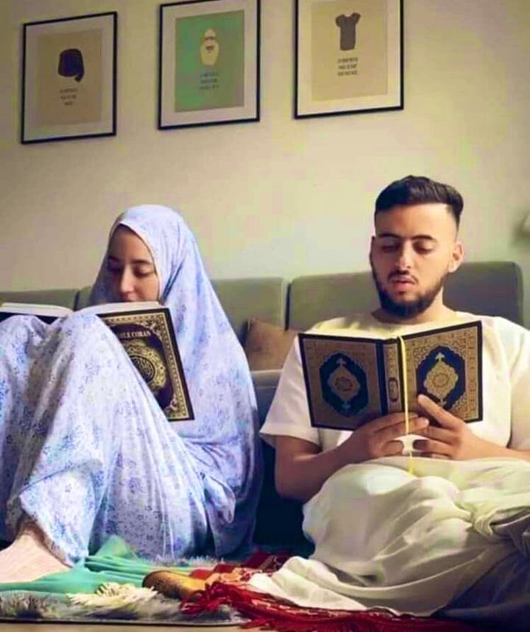 Membela agama bukan dengan cara demo, tapi bela lah agamamu dengan mendidik istri dan anak-anakmu ilmu agama. Maka lelahmu dalam mendidik mereka termasuk jihad dijalan Allah.

☕️🌹