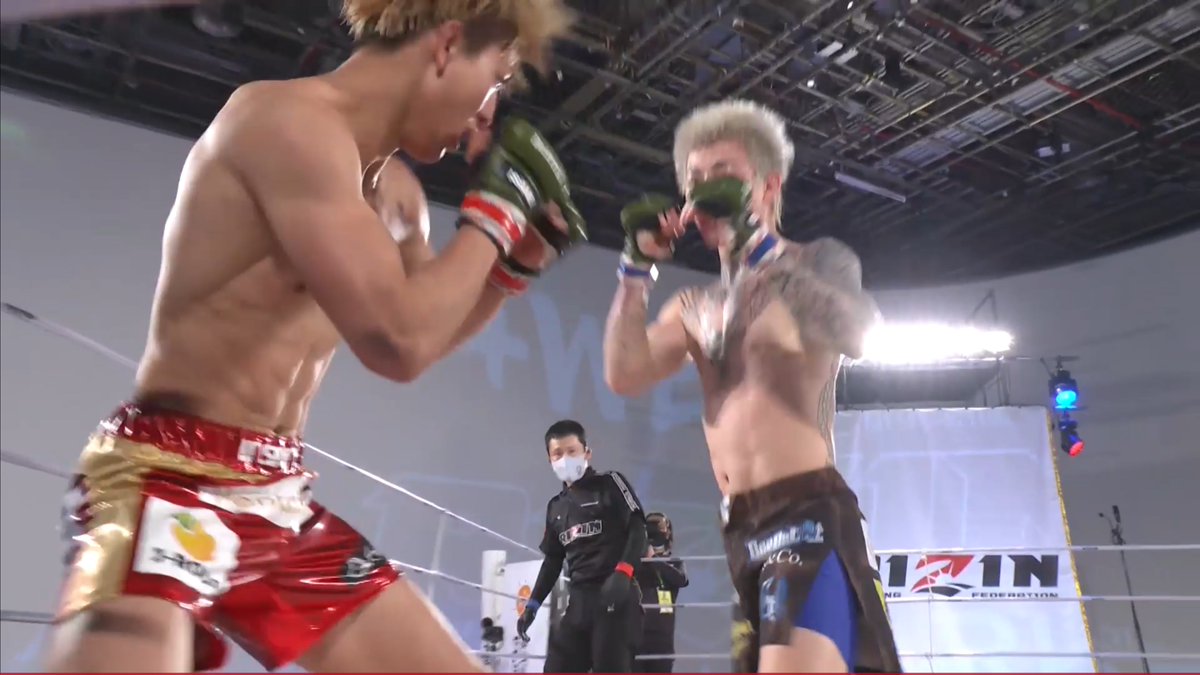 MMA_JAPAN1's tweet photo. #RIZIN_LANDMARK2■鈴木千裕 vs 平本蓮

パンチをもらった蓮選手が自らタックルに行くも組んで強い鈴木選手がテイクダウン！しかし蓮選手もパンチを当てて効かせるヒリヒリする試合！
2Rに肘の撃ち合いから押し倒してテイクダウンした鈴木選手がサイド取って時間を費やし、3Rは組みに徹して判定勝利！ https://t.co/HhzVaZTHkH