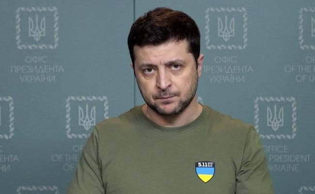 catmomandlala's tweet photo. Why cant we have a real president  like #Zelenskiy. Hes what a man, a president, a leader  should be. He is exhausted &amp; living in fear as bombs drop &amp; attempts are made on his life. Yet he stays, standing &amp; fighting for his people &amp; country.
#SaveUkraine #IStandWithUkraine https://t.co/bgL3rJ4gj0