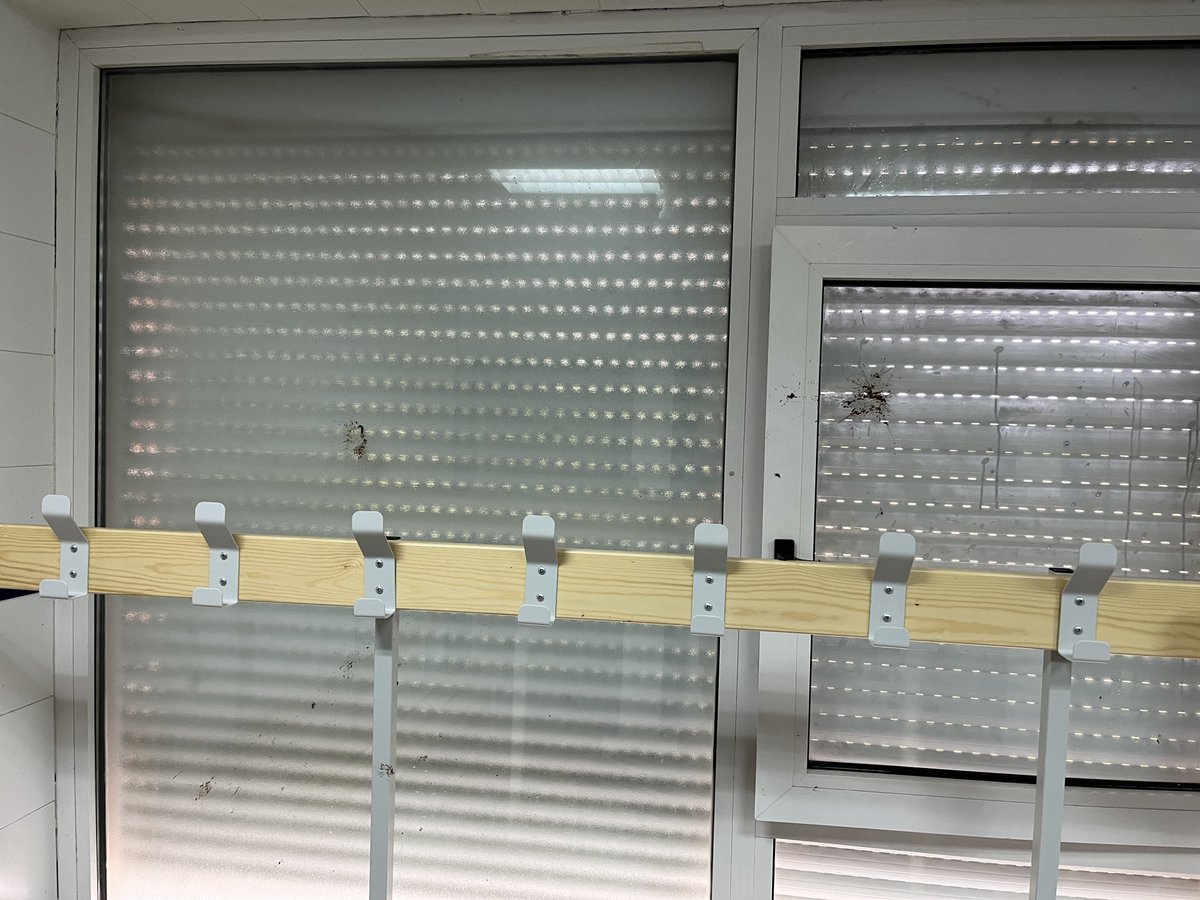 SalesianosDS's tweet photo. No aguantamos más y sintiéndolo mucho lo tenemos que publicar! Estamos hartos de que semana tras semana nos encontremos así los vestuarios. Nos parece estupendo que el campo sea una mierda y de que a nuestro club lo tratéis igual, pero detrás hay personas que lo dan todo. En fin. https://t.co/7p9eNkWfBD