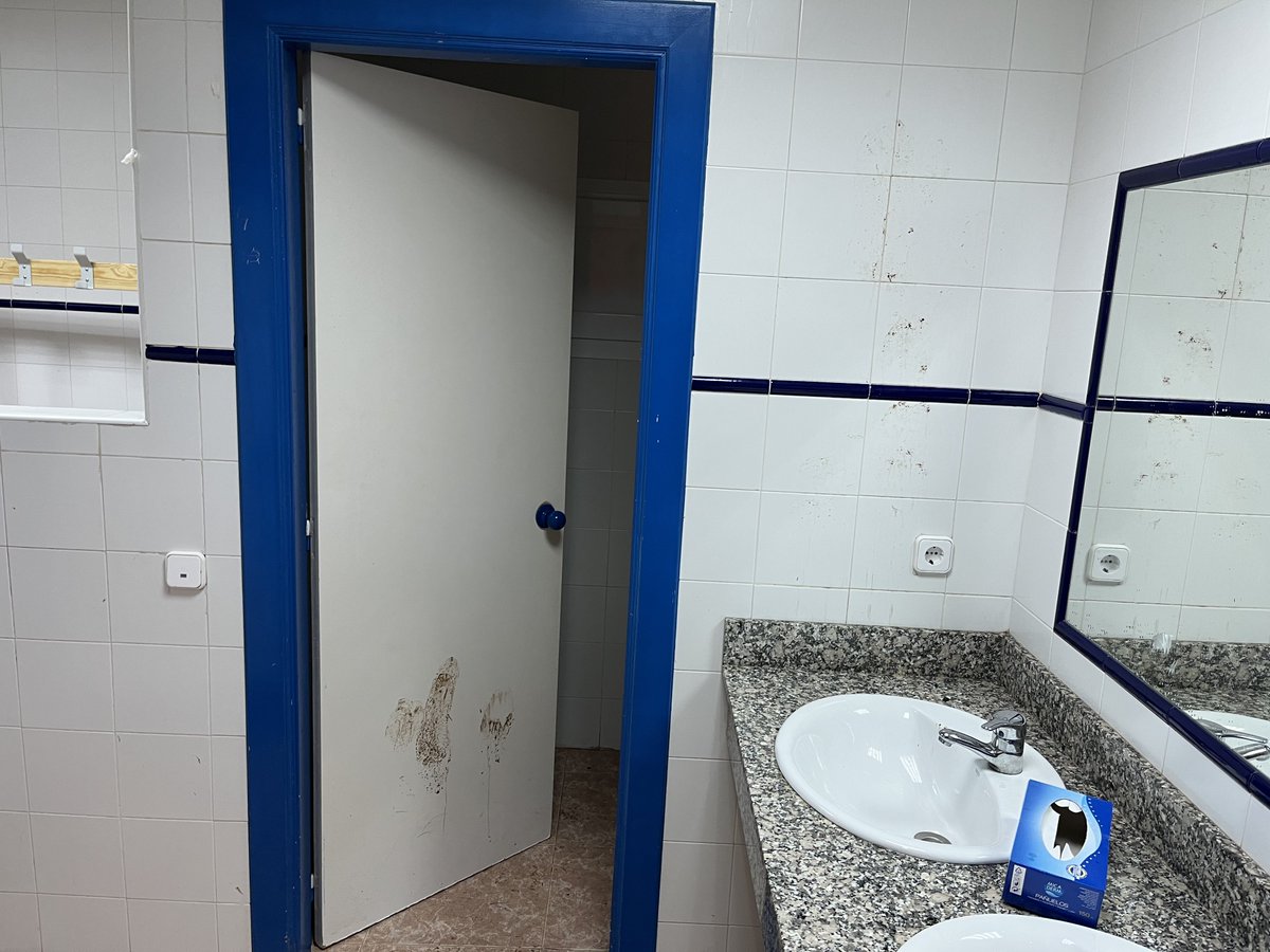 SalesianosDS's tweet photo. No aguantamos más y sintiéndolo mucho lo tenemos que publicar! Estamos hartos de que semana tras semana nos encontremos así los vestuarios. Nos parece estupendo que el campo sea una mierda y de que a nuestro club lo tratéis igual, pero detrás hay personas que lo dan todo. En fin. https://t.co/7p9eNkWfBD