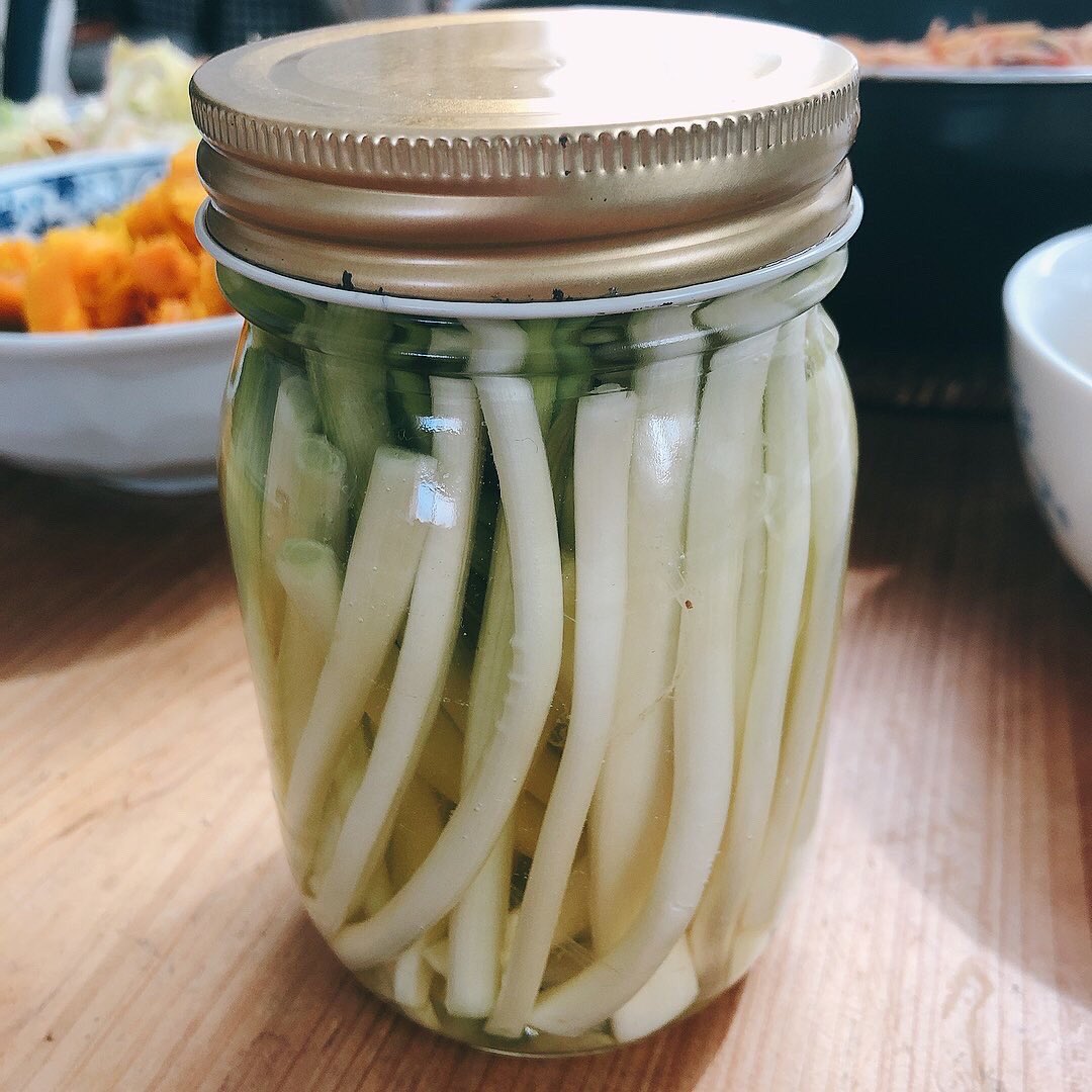 fumikakapan's tweet photo. #朝から夕飯
沖縄野菜が来たので一気に料理。お昼ご飯も一緒に作りました。
・カーボロネロ入りミートソースパスタ
・白滝たらこ煮
・キャベツの梅酢おかか和え
・茹でゴーヤのおかか和え
・蒸しカボチャ
・島らっきょうの甘酢漬け
・茹でササミ
・カブの葉とえのきのスープ
#沖縄野菜 #cookhal https://t.co/uWNGfrJ7s2